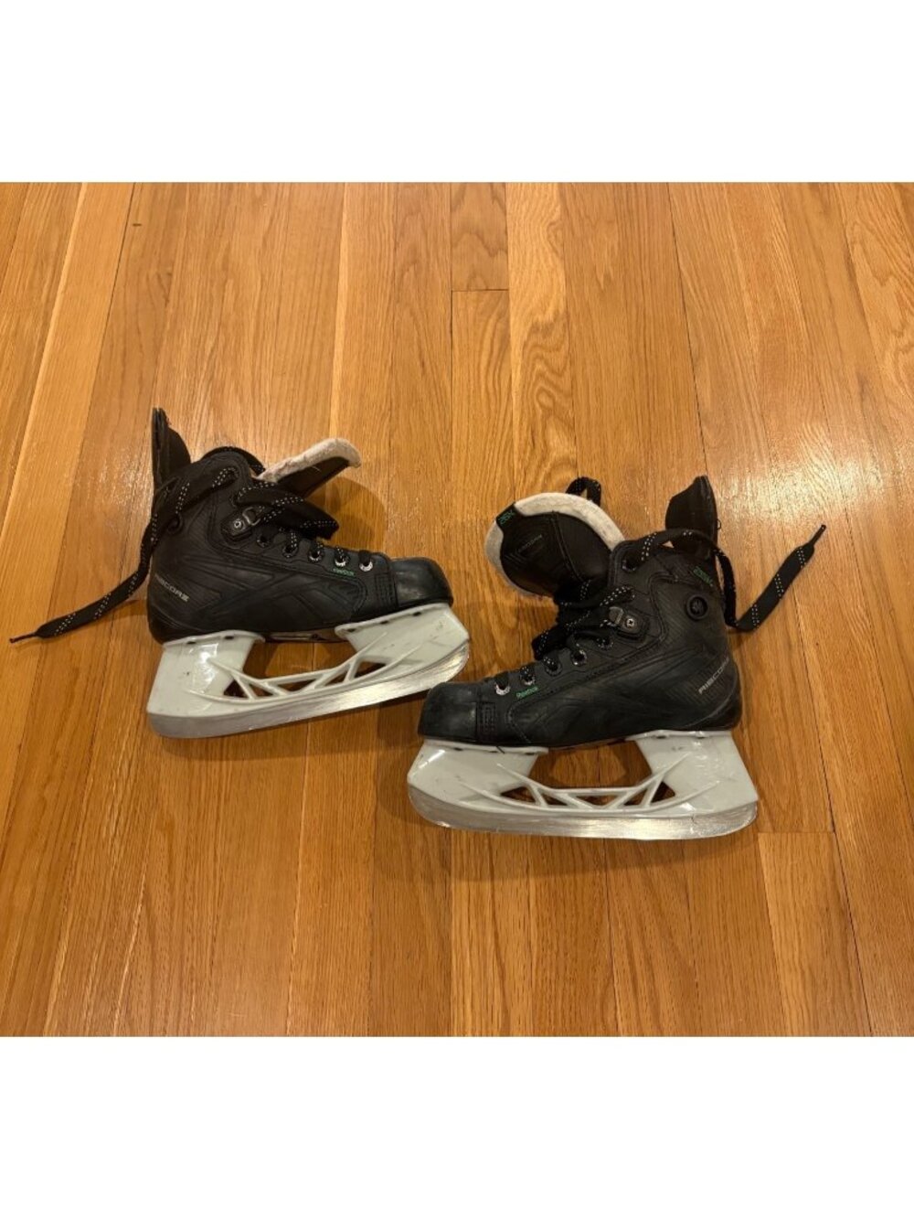 Reebok Ribcore 26K Pump Youth Hockey Skates SB Pro Size 2.5 US Shoe Size 4